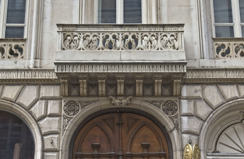 Vue d'ensemble du balcon au-dessus du portail d'entrée. © Région Bourgogne-Franche-Comté, Inventaire du Patrimoine