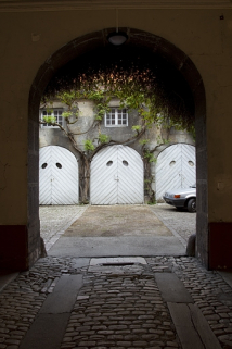 Vue des remises et écuries depuis le passage cocher. © Région Bourgogne-Franche-Comté, Inventaire du Patrimoine