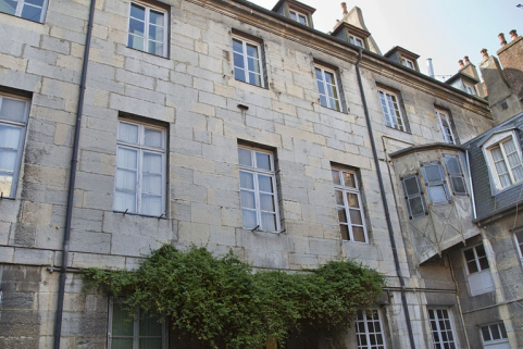 Logis principal, façade postérieure, de trois quarts gauche. © Région Bourgogne-Franche-Comté, Inventaire du Patrimoine