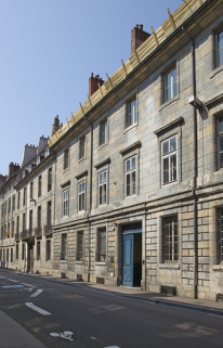 Logis principal, façade sur rue : de trois quarts droit, vue rapprochée. © Région Bourgogne-Franche-Comté, Inventaire du Patrimoine