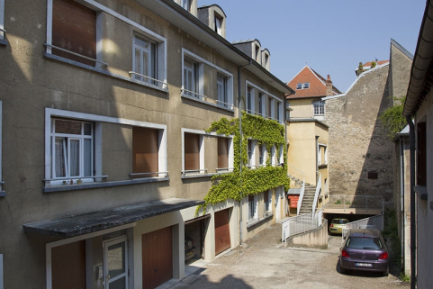 Façade antérieure de l'ancienne clinique, de trois quarts gauche. © Région Bourgogne-Franche-Comté, Inventaire du Patrimoine