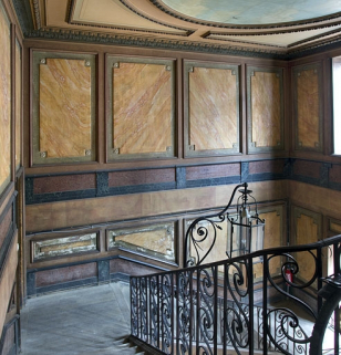 Logis principal, intérieur : détail du décor de la cage d'escalier. © Région Bourgogne-Franche-Comté, Inventaire du Patrimoine