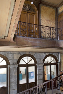 Logis principal, intérieur : cage d'escalier, détail des portes d'entrée. © Région Bourgogne-Franche-Comté, Inventaire du Patrimoine