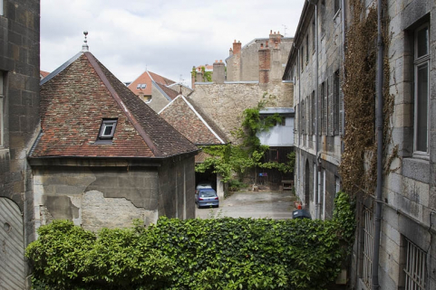 Détail de la première cour depuis l'immeuble voisin. © Région Bourgogne-Franche-Comté, Inventaire du Patrimoine