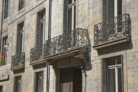 Logis principal, façade sur rue : détail du balcon et des garde-corps en ferronnerie du premier étage. © Région Bourgogne-Franche-Comté, Inventaire du Patrimoine