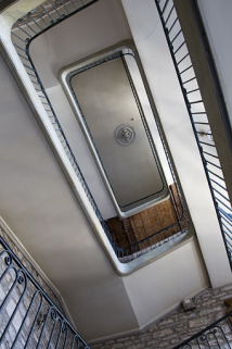 Logis principal, intérieur : vue de l'escalier en contre-plongée. © Région Bourgogne-Franche-Comté, Inventaire du Patrimoine