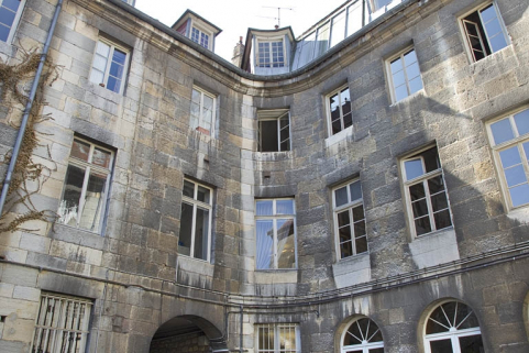 Logis principal : angle des facades sur cour, partie supérieure. © Région Bourgogne-Franche-Comté, Inventaire du Patrimoine