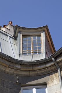 Logis principal : détail d'une lucarne donnant sur la cour. © Région Bourgogne-Franche-Comté, Inventaire du Patrimoine