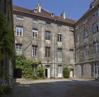 Vue de la cour depuis l'entrée. © Région Bourgogne-Franche-Comté, Inventaire du Patrimoine