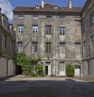Logis principal, façade au fond de la cour : de face. © Région Bourgogne-Franche-Comté, Inventaire du Patrimoine