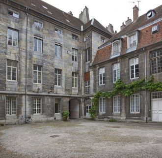 Vue du logis et des communs depuis le fond de la cour : de trois quarts gauche. © Région Bourgogne-Franche-Comté, Inventaire du Patrimoine