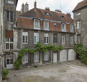 Vue de l'aile des communs à gauche de la cour. © Région Bourgogne-Franche-Comté, Inventaire du Patrimoine