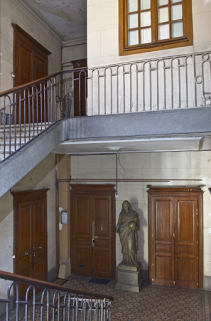 Logis principal, intérieur : détail de la cage de l'escalier principal, vue en plongée. © Région Bourgogne-Franche-Comté, Inventaire du Patrimoine