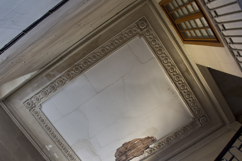 Logis principal, intérieur : détail du plafond de la cage de l'escalier principal. © Région Bourgogne-Franche-Comté, Inventaire du Patrimoine