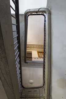 Logis principal, intérieur : détail de l'escalier principal, vue en contre-plongée. © Région Bourgogne-Franche-Comté, Inventaire du Patrimoine