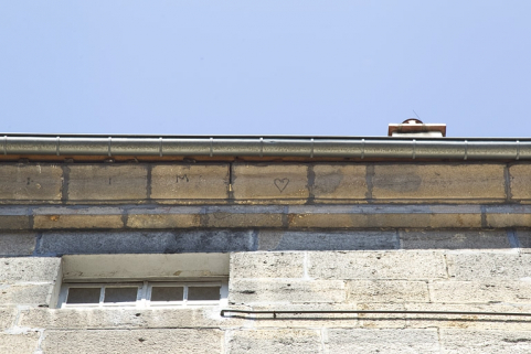 Logis principal, aile en fond de cour : détail des marques de tâcheron sur la corniche du toit. © Région Bourgogne-Franche-Comté, Inventaire du Patrimoine