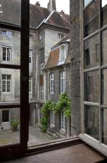 Vue des communs depuis une fenêtre de l'aile en fond de cour. © Région Bourgogne-Franche-Comté, Inventaire du Patrimoine