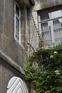 Cour : détail d'une grille de protection. © Région Bourgogne-Franche-Comté, Inventaire du Patrimoine