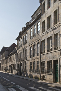 Logis principal, façade sur rue : de trois quarts droit. © Région Bourgogne-Franche-Comté, Inventaire du Patrimoine