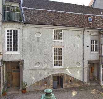 Escalier à cage fermée sur cour, de trois quarts gauche. © Région Bourgogne-Franche-Comté, Inventaire du Patrimoine