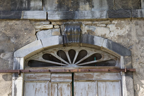 Pavillon de jardin : détail de l'arc de la porte. © Région Bourgogne-Franche-Comté, Inventaire du Patrimoine