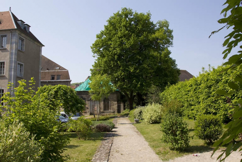 Pavillon de jardin : vue éloignée depuis l'allée du jardin. © Région Bourgogne-Franche-Comté, Inventaire du Patrimoine