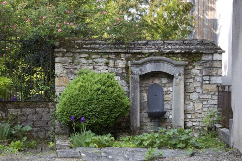 Vue de la borne-fontaine située contre le mur du jardin. © Région Bourgogne-Franche-Comté, Inventaire du Patrimoine