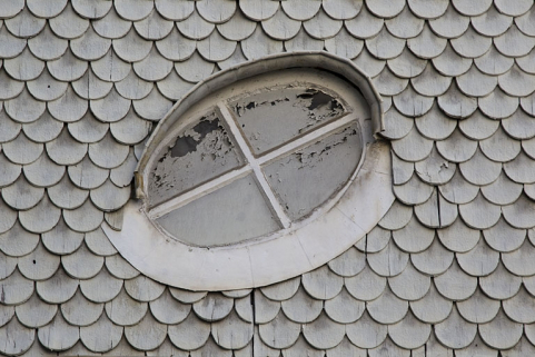 Escalier à cage fermée : détail d'un oeil de boeuf, vu de l'extérieur. © Région Bourgogne-Franche-Comté, Inventaire du Patrimoine