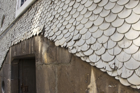 Détail des tavaillons recouvrant l'extérieur de la cage d'escalier. © Région Bourgogne-Franche-Comté, Inventaire du Patrimoine