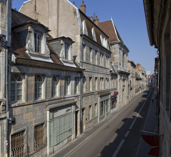 Logis principal, façade sur rue : de trois quarts gauche. © Région Bourgogne-Franche-Comté, Inventaire du Patrimoine