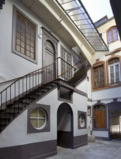 Vue de l'escalier à cage ouverte sur cour : de trois quarts gauche. © Région Bourgogne-Franche-Comté, Inventaire du Patrimoine