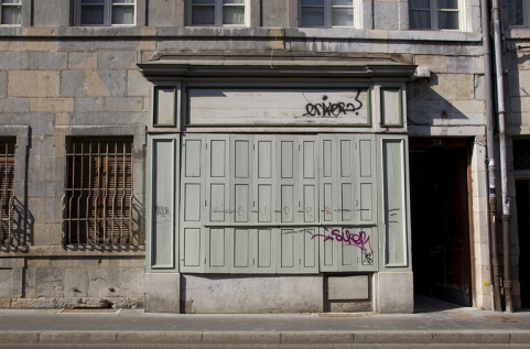 Logis principal, façade antérieure : détail de la devanture en menuiserie. © Région Bourgogne-Franche-Comté, Inventaire du Patrimoine