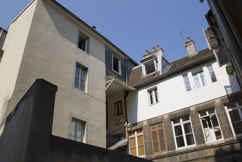Deuxième logis secondaire dans la deuxième cour : vue d'ensemble depuis la parcelle voisine. © Région Bourgogne-Franche-Comté, Inventaire du Patrimoine