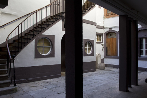Vue de la cour depuis la sortie du couloir. © Région Bourgogne-Franche-Comté, Inventaire du Patrimoine