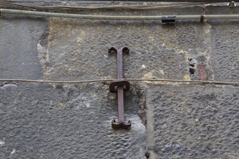 Deuxième logis secondaire : détail de la date en fer forgé (1715), chiffre 1. © Région Bourgogne-Franche-Comté, Inventaire du Patrimoine