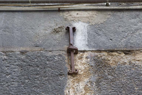 Deuxième logis secondaire : détail de la date en fer forgé (1715), chiffre 1. © Région Bourgogne-Franche-Comté, Inventaire du Patrimoine