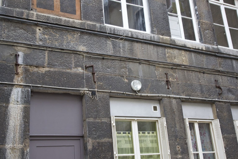 Deuxième logis secondaire : détail de la date en fer forgé (1715), vue d'ensemble. © Région Bourgogne-Franche-Comté, Inventaire du Patrimoine