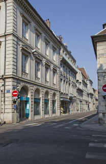 Logis principal : vue d'ensemble éloignée, de trois quarts gauche. © Région Bourgogne-Franche-Comté, Inventaire du Patrimoine
