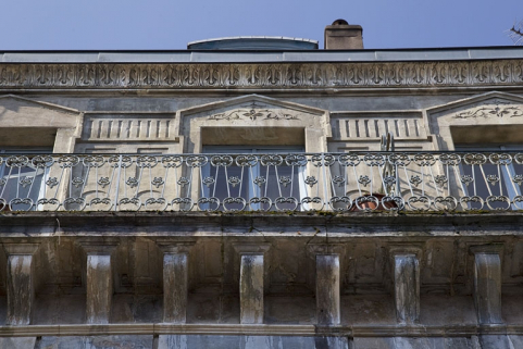 Logis principal, façade sur rue, troisième étage : détail du balcon filant en ferronnerie. © Région Bourgogne-Franche-Comté, Inventaire du Patrimoine