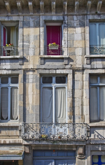 Logis principal, façade sur rue, premier étage : détail de la porte-fenêtre et du balcon. © Région Bourgogne-Franche-Comté, Inventaire du Patrimoine
