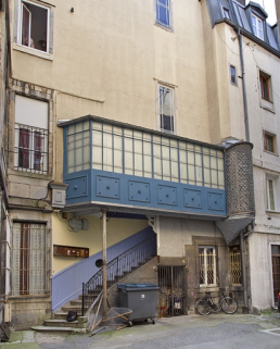 Escalier à cage ouverte à gauche de la première cour : de trois quarts gauche. © Région Bourgogne-Franche-Comté, Inventaire du Patrimoine