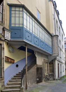 Escalier à cage ouverte à gauche de la première cour : de trois quarts gauche, vue rapprochée. © Région Bourgogne-Franche-Comté, Inventaire du Patrimoine