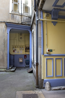 Vue de l'entrée de l'escalier à droite de la première cour. © Région Bourgogne-Franche-Comté, Inventaire du Patrimoine