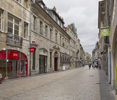 Logis principal, façade sur rue : de trois quarts gauche. © Région Bourgogne-Franche-Comté, Inventaire du Patrimoine