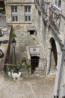Vue de l'entrée de cave du logis principal donnant sur l'ancien jardin. © Région Bourgogne-Franche-Comté, Inventaire du Patrimoine
