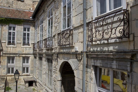 Façade postérieure du logis principal donnant sur l'ancien jardin : de trois quarts droit. © Région Bourgogne-Franche-Comté, Inventaire du Patrimoine