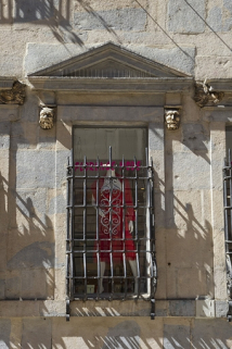 Logis principal, façade sur rue, partie droite : détail de la fenêtre centrale. © Région Bourgogne-Franche-Comté, Inventaire du Patrimoine