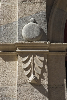 Logis principal, façade sur rue, portail d'entrée : détail du décor de palmette sur le pilastre gauche. © Région Bourgogne-Franche-Comté, Inventaire du Patrimoine