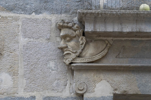 Logis principal, façade sur rue, partie droite, rez-de-chaussée, baie à droite de l'arcade boutiquière : mascaron gauche. © Région Bourgogne-Franche-Comté, Inventaire du Patrimoine