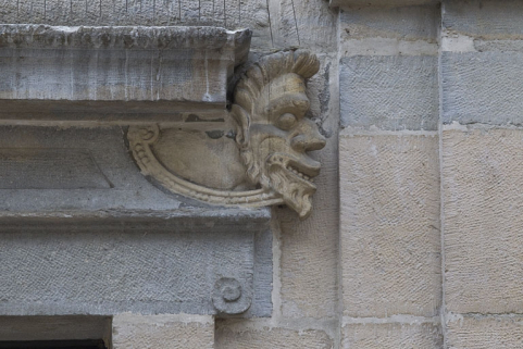 Logis principal, façade sur rue, partie droite, rez-de-chaussée, baie à droite de l'arcade boutiquière : mascaron droit. © Région Bourgogne-Franche-Comté, Inventaire du Patrimoine